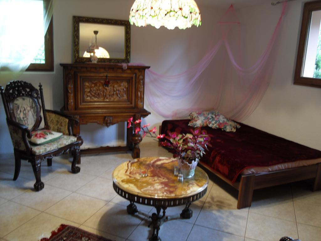 Bed&Breakfast In Flueh Hofstetten-Fluh Room photo